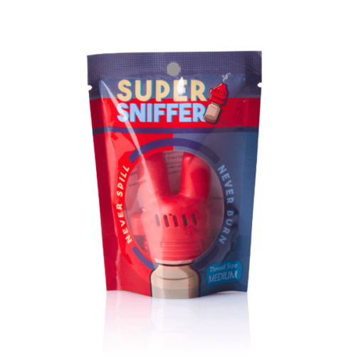 Super Sniffer Pakiranje: Pakiranje Super Sniffer proizvoda u crveno-plavoj ambalaži s natpisima "Never Spill" i "Never Burn", naglašavajući prednosti poklopca.